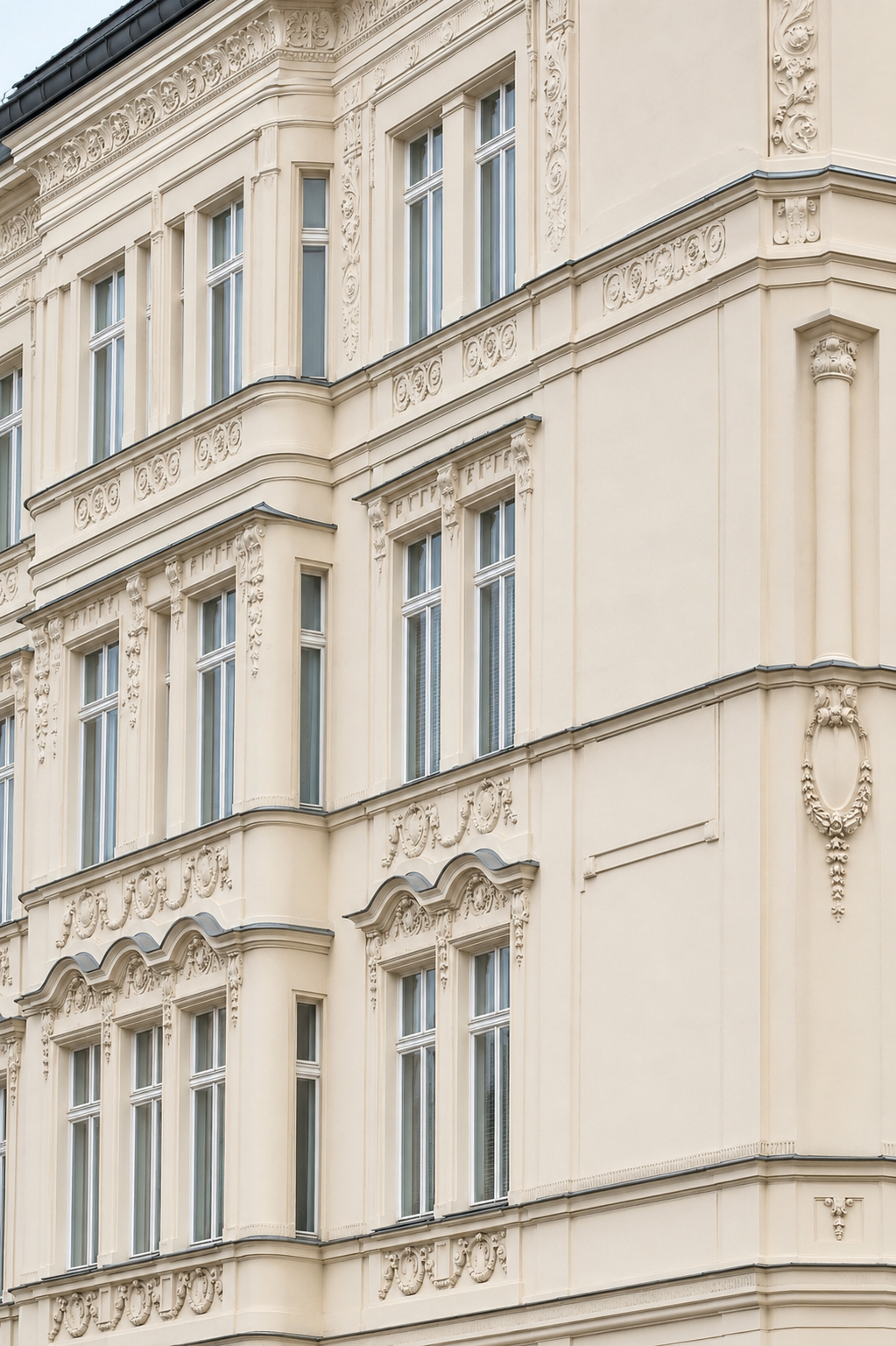 Fassadendetail – Wiener Gründerzeit-Stuckatur an einer benachbarten Penzinger Eckfassade