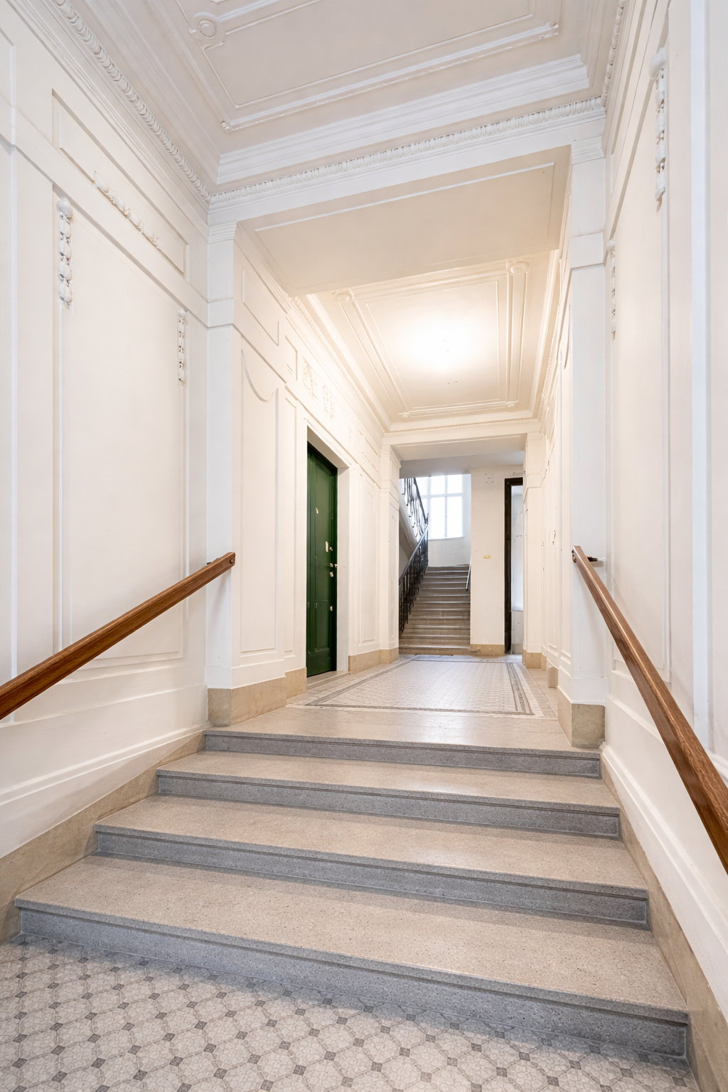 Wohnungsgang mit historischen Türen und Mosaikboden
